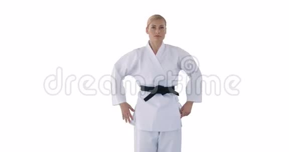 站在女运动员前面的是练武术视频的预览图