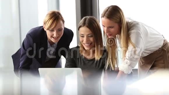 三个漂亮的女商人在办公室讨论计划视频的预览图