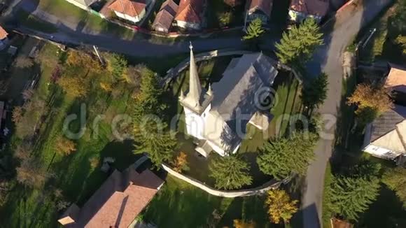 罗马尼亚特兰西瓦尼亚一个新教教堂的空中无人机镜头视频的预览图