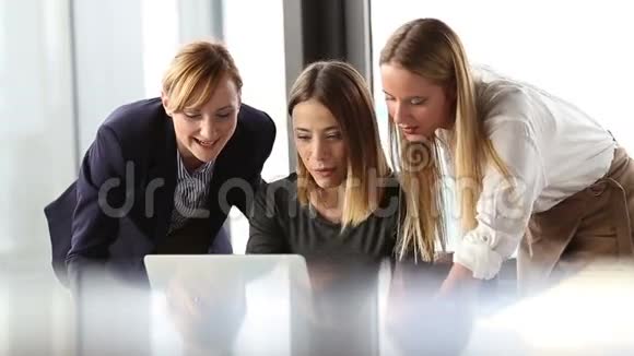 三个漂亮的女商人在办公室讨论计划视频的预览图