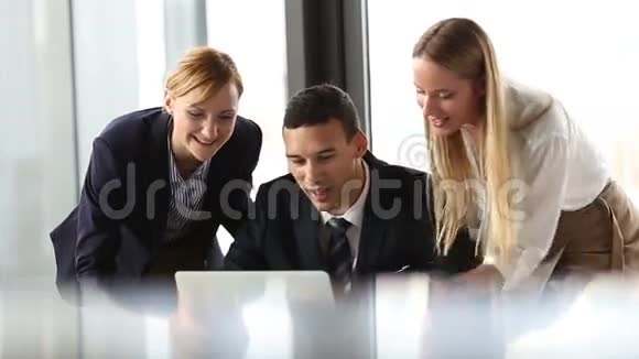 一群看手提电脑和高潜水的商人视频的预览图