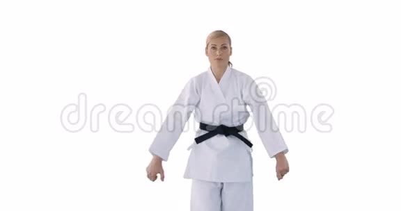 站在女运动员前面的是练武术视频的预览图