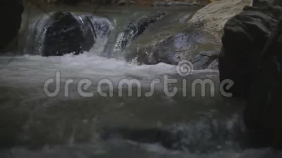 一个小瀑布和一条水流的岩石视频的预览图