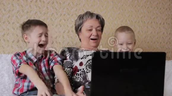 带笔记本电脑的孩子和奶奶视频的预览图