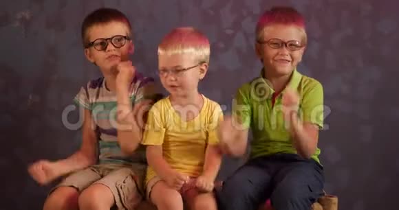 有趣的孩子戴眼镜的兄弟在家一起玩儿童为视障儿童上学男孩心情很好视频的预览图