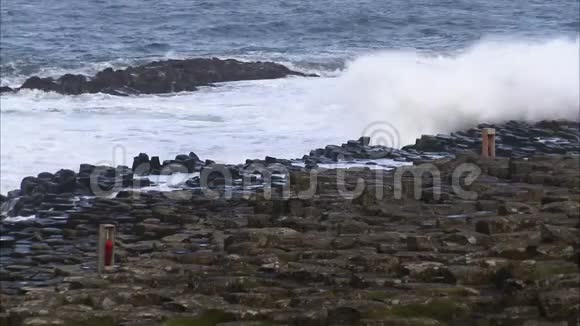 爱尔兰多岩石的海岸线视频的预览图