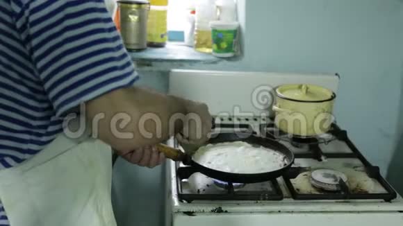 祖父为全家准备食物一位老人在厨房准备食物视频的预览图