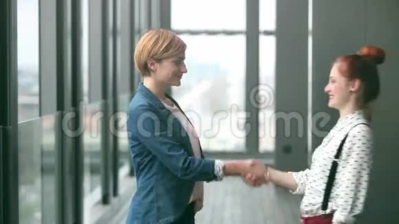 两位女广告主管握手视频的预览图