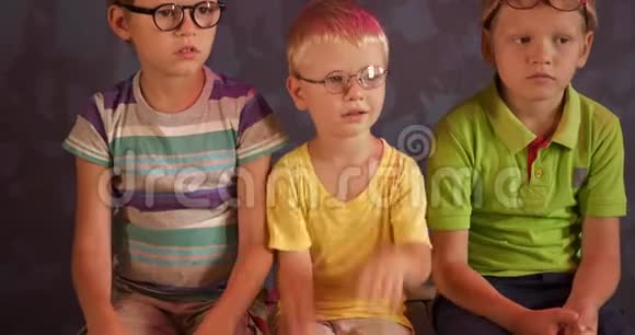 有趣的孩子戴眼镜的兄弟在家一起玩儿童为视障儿童上学男孩心情很好视频的预览图