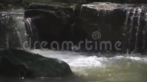 一个小瀑布和一条水流的岩石视频的预览图