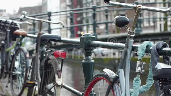 荷兰阿姆斯特丹的自行车和运河景观视频的预览图