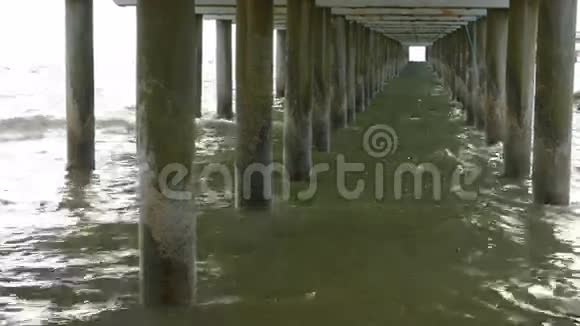旧水泥码头下面的场景视频的预览图