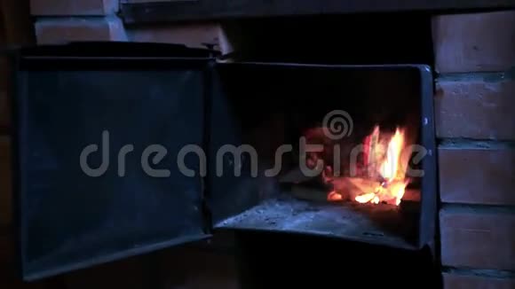 把木头放在烤箱里加热慢动作1920x1080视频的预览图