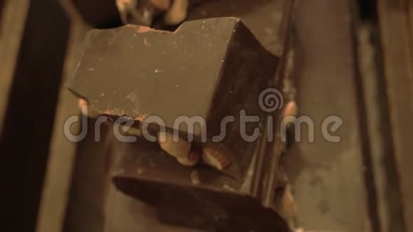 一块巧克力凑近了视频的预览图