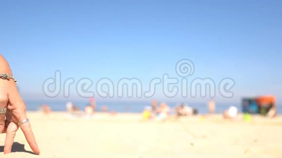沙滩上一个女人手里的沙子视频的预览图
