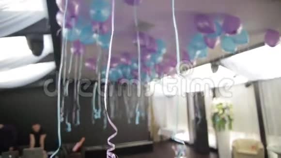 为生日聚会准备的房间里五颜六色的气球天花板上的蓝色气球视频的预览图