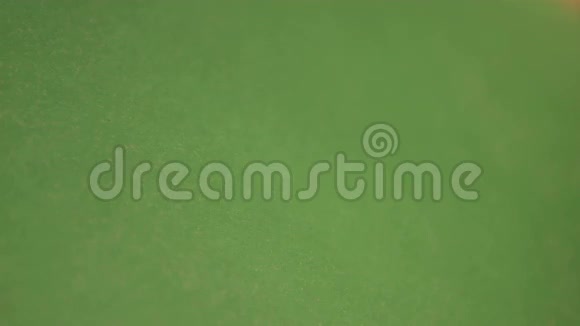 绿色背景下的燕麦片慢动作特写镜头水平平底锅2射击视频的预览图