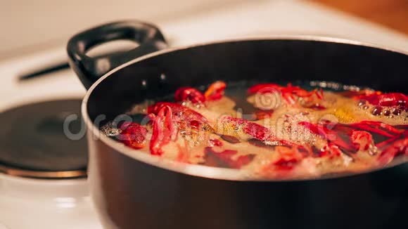 小龙虾在锅里煮视频的预览图