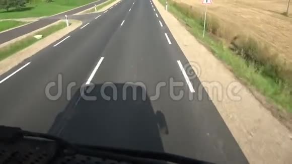 沥青路上的巴士影子速度背景视频的预览图