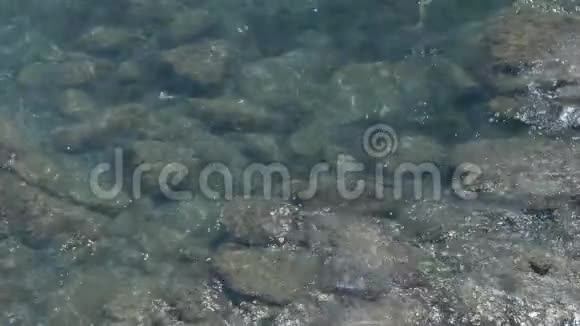 清澈浅海海水中的岩石视频的预览图