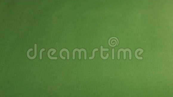 绿色背景下的燕麦片慢动作特写镜头垂直平底锅2射击视频的预览图