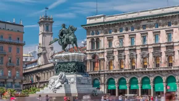 维托里奥埃马努埃勒二世雕像在杜莫时代广场意大利隆巴迪的米兰视频的预览图