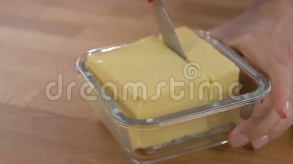 女人手拿刀切黄油视频的预览图