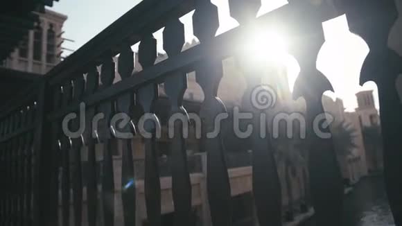 阿联酋2017年阳光透过塔楼的建筑视频的预览图
