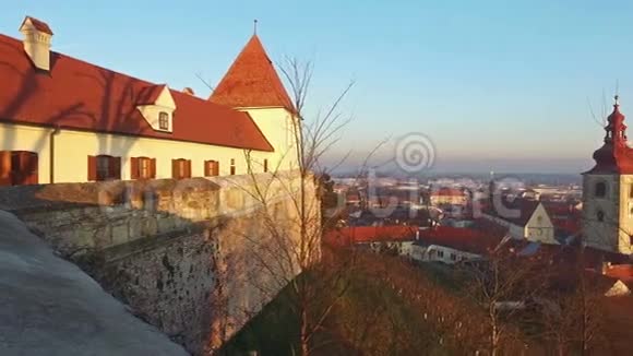 4K从城堡俯瞰斯洛文尼亚的古老城市PTUJ日落时间视频的预览图