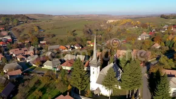 罗马尼亚特兰西瓦尼亚一个新教教堂的空中无人机镜头视频的预览图