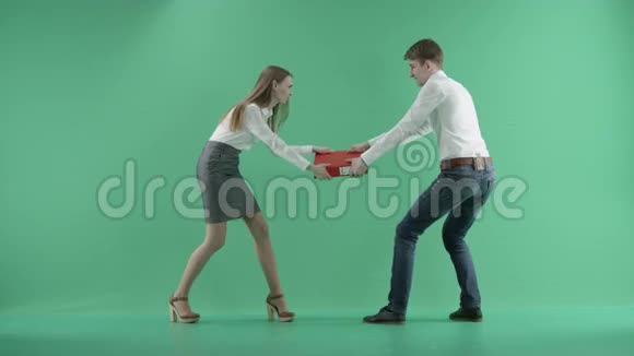 两个商人在绿色屏幕上争夺红色文件夹视频的预览图