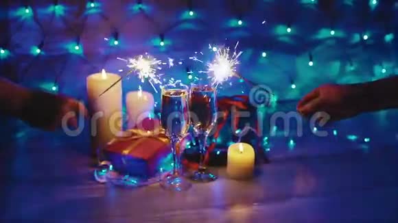 在圣诞节的背景上燃烧火花装饰圣诞节的庆祝活动视频的预览图