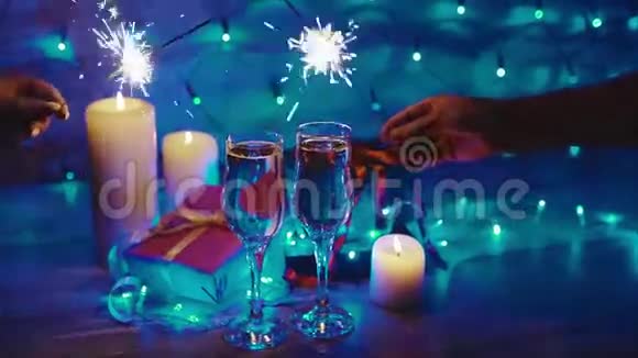 手拿着火花蜡烛礼物和香槟庆祝圣诞节视频的预览图