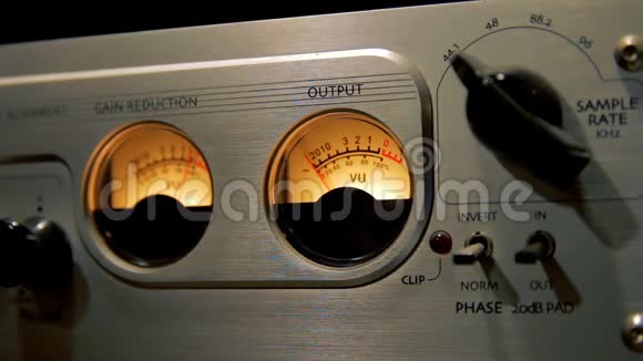 专业的音频混音控制台录音室里有染视频的预览图