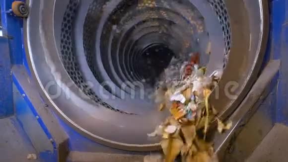 废物处理厂正在对废物进行分类视频的预览图