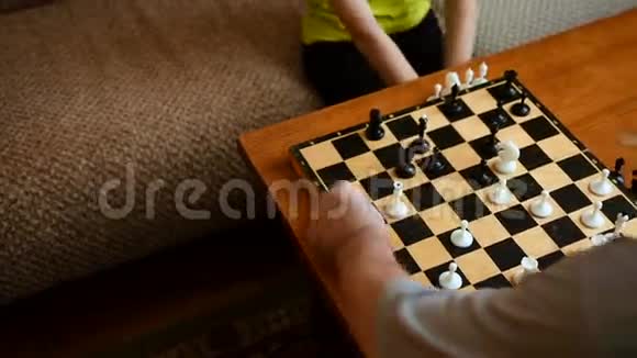 孩子和爷爷奶奶在国际象棋屋玩视频的预览图