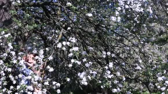 在樱桃园的一刻满是白色的小花帅哥拥抱美女视频的预览图