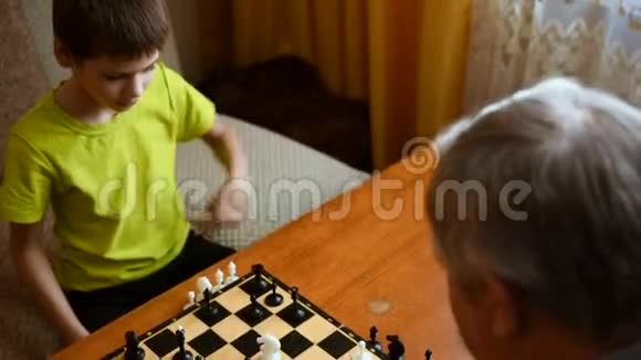 孩子和祖父母在国际象棋屋里玩视频的预览图