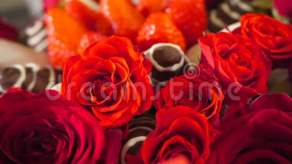 巧克力糖霜中有玫瑰和草莓的气味旋转电影视频的预览图