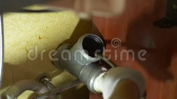 室内管道管道维修特写镜头水管工用设备清洗管道4k慢动作视频的预览图