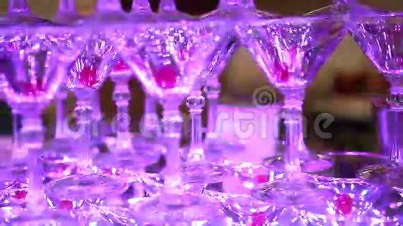 香槟酒杯在金字塔里视频的预览图