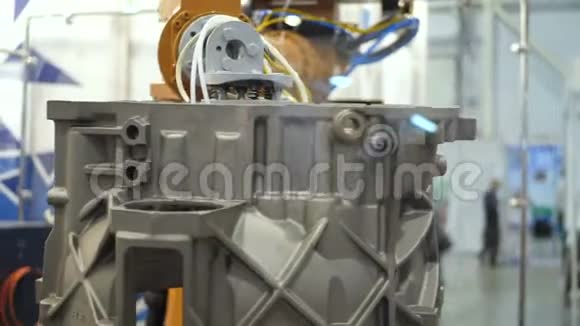 工业机器人机械手运动在控制单元中编程机器人机构在工厂工作视频的预览图