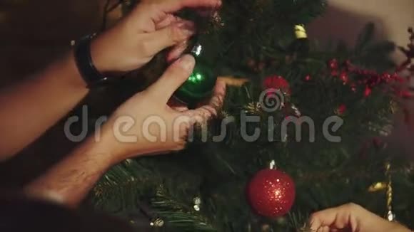 一家人装饰圣诞树视频的预览图
