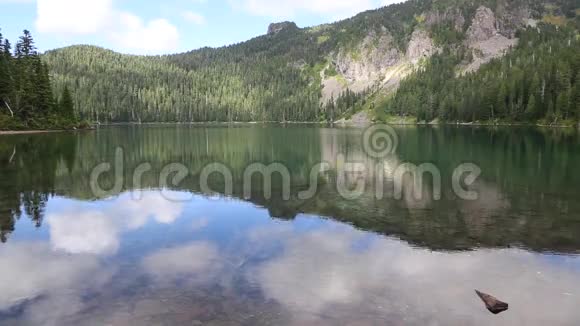 莫维奇湖的倒影视频的预览图