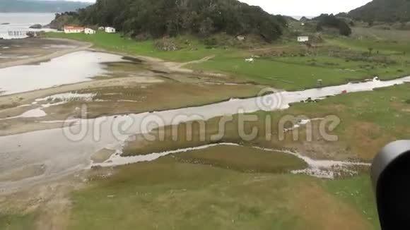 从福克兰群岛直升机可以看到海岸线上的青山视频的预览图