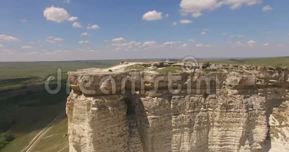 空中摄影自然景观与观看白岩山在克里米亚视频的预览图