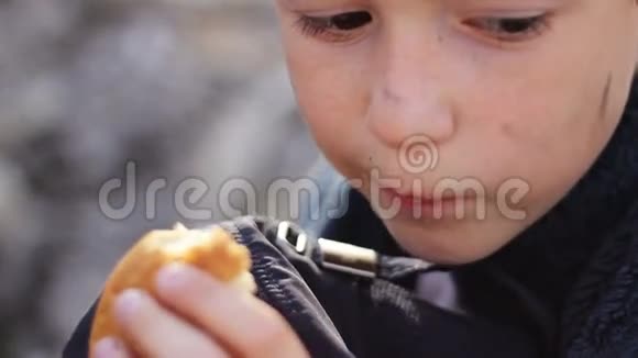 一个孤儿小男孩正在吃面包抱着视频的预览图