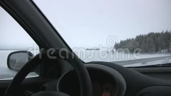 冬天移动的车视频的预览图