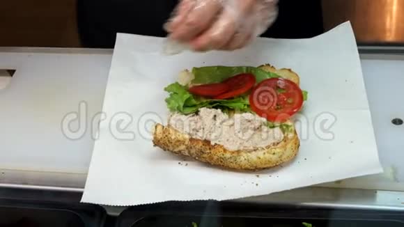 在快餐店准备三明治过程视频的预览图