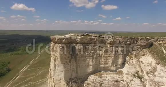 空中摄影自然景观与观看白岩山在克里米亚视频的预览图